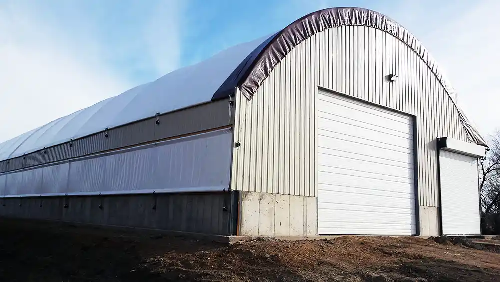 Very large cattle conefinement building